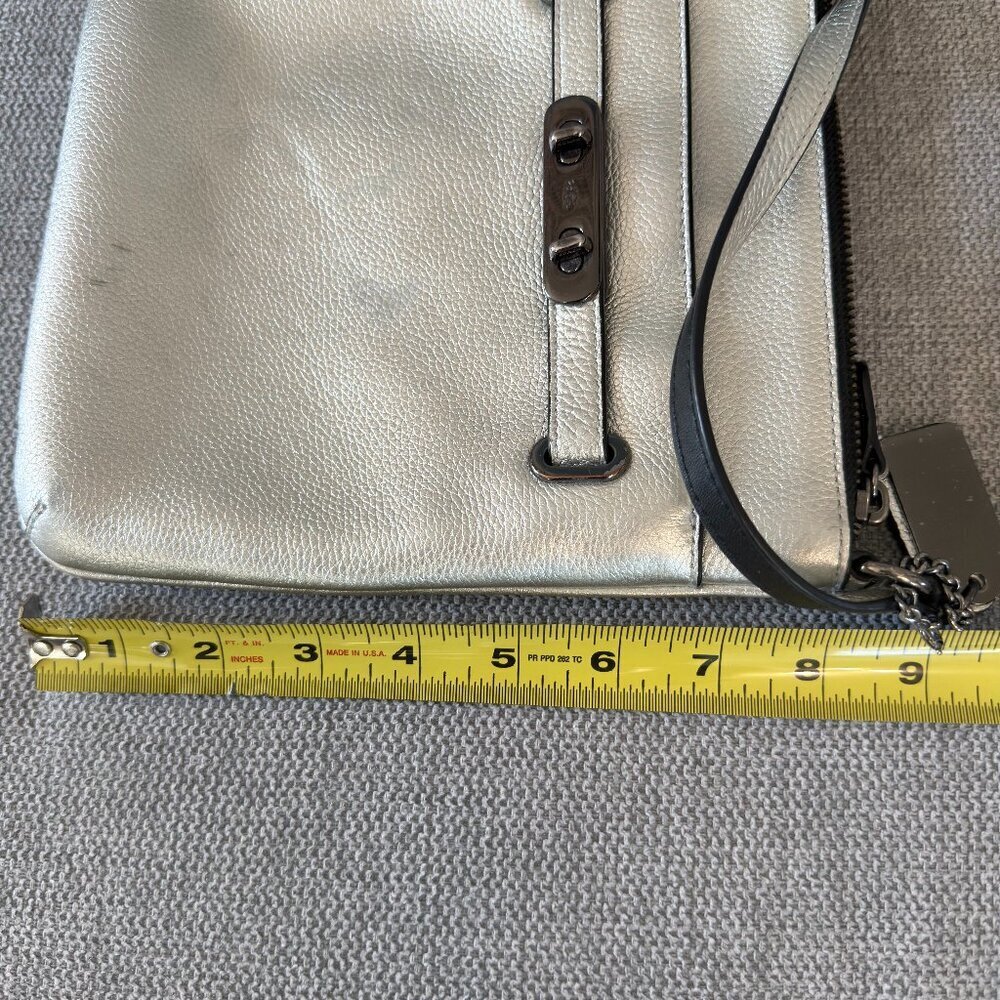 πβ¨ Coach Metallic Silver Pebbled Leather Crossbody Bag β¨π - Picture 9 of 10